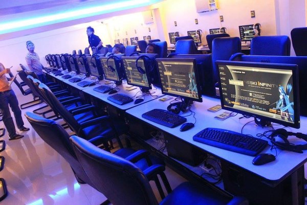 Inside the Mineski Infinity Cyber Cafe (image source: www.infinity.mineski.net)